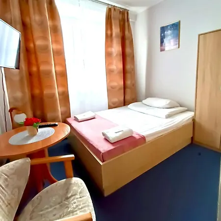 Sami Swoi Kutno Hostel Exterior photo